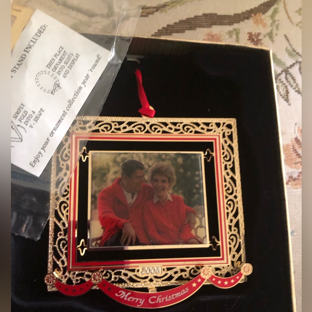 2008 🎄Ronald & Nancy Reagan 14kt gold framed ornament- 692 $30 or $25 w/offer